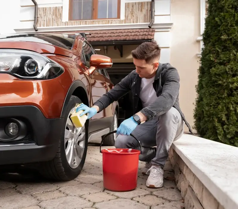 Lavage auto à domicile Le Fresne-Camilly : professionnel intervenant sur un véhicule